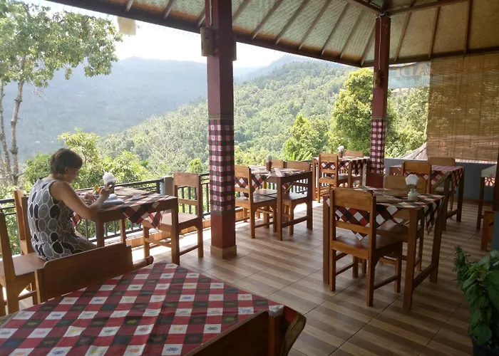 Aris And Warung Made Munduk