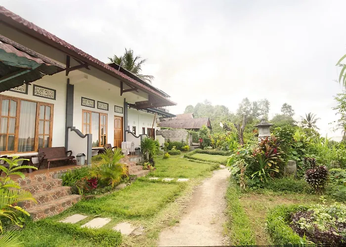 Aris And Warung Made * Munduk